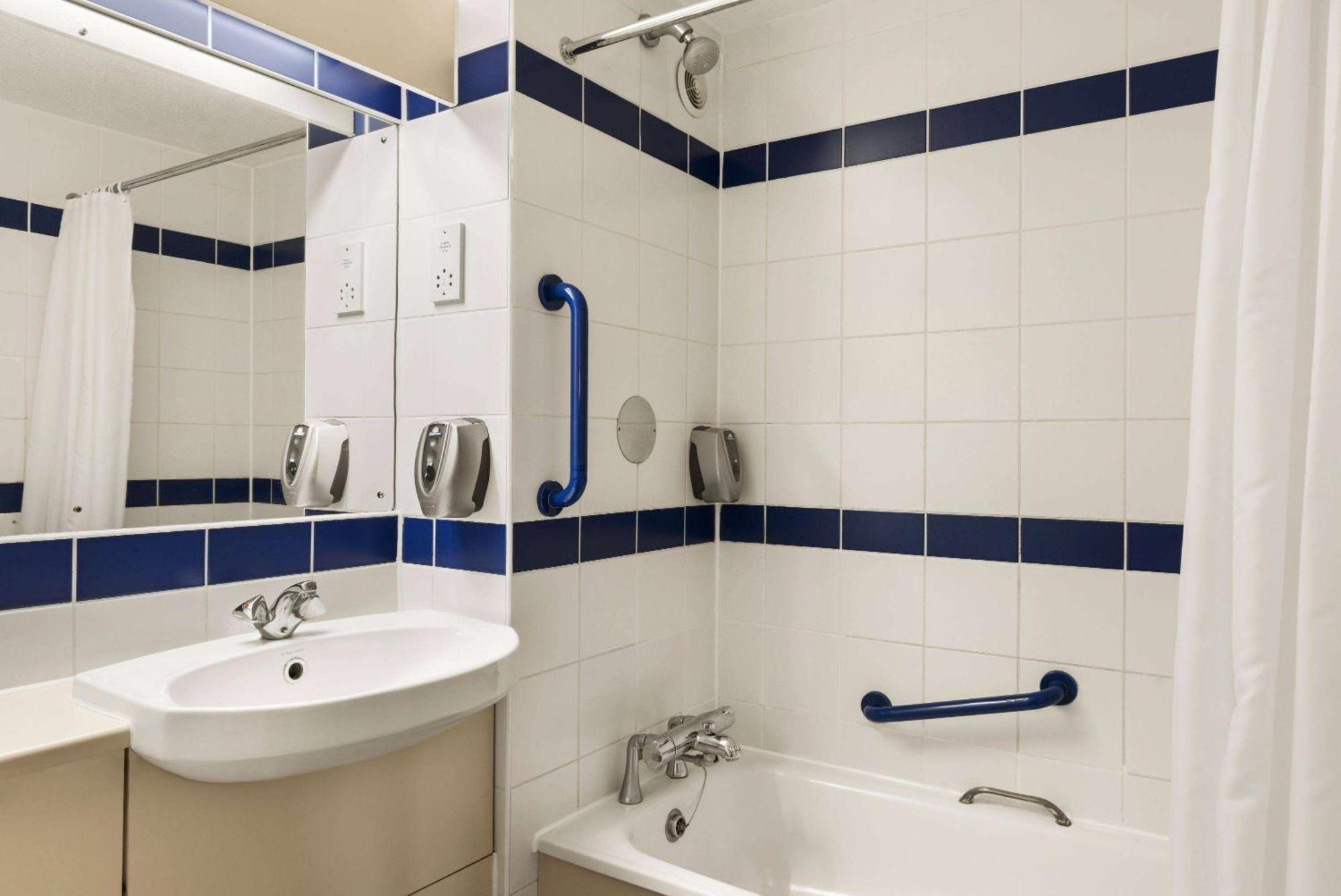 Days Inn Sutton Scotney North Ngoại thất bức ảnh